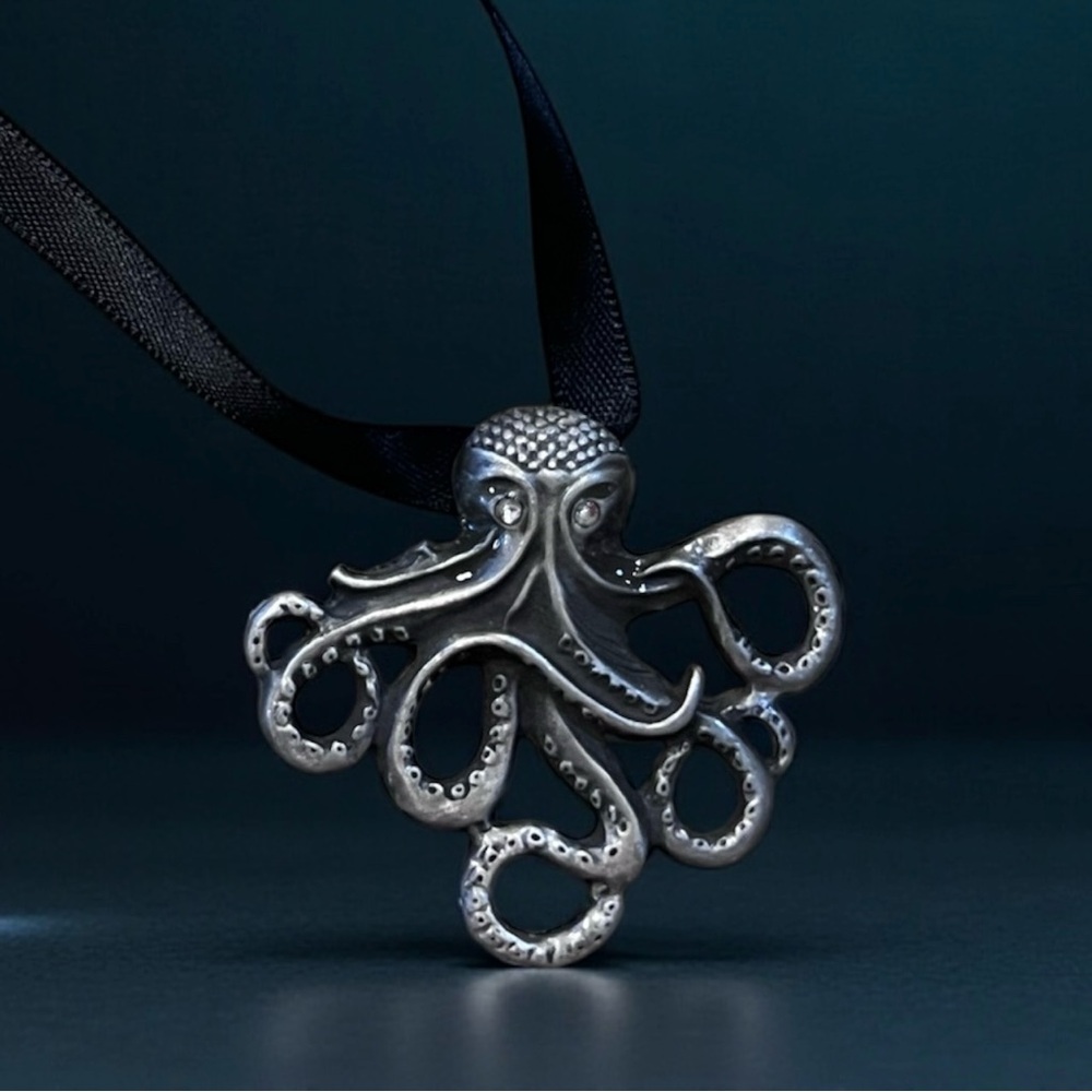 Gunmetal Silver Toned Octopus Pendant Choker Necklace with Rhinestone Eyes